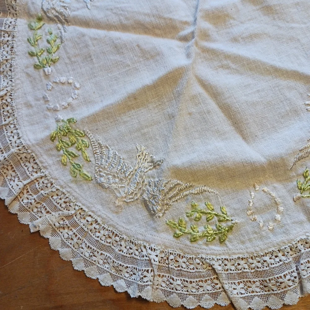Vintage Hand Embroidered Table Runner Doves Birds Cotton Lace